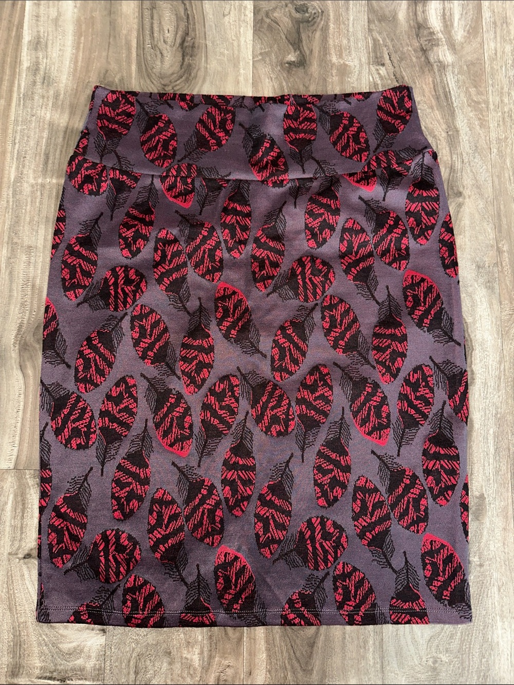 LuLaRoe Women’s Cassie Pencil Skirt Red Black Feather Print Size Large